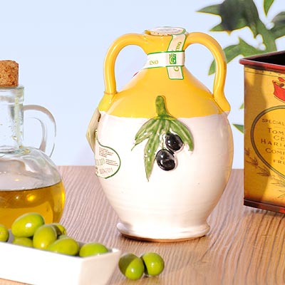 Olivenöl in einer schönen Tonamphore.