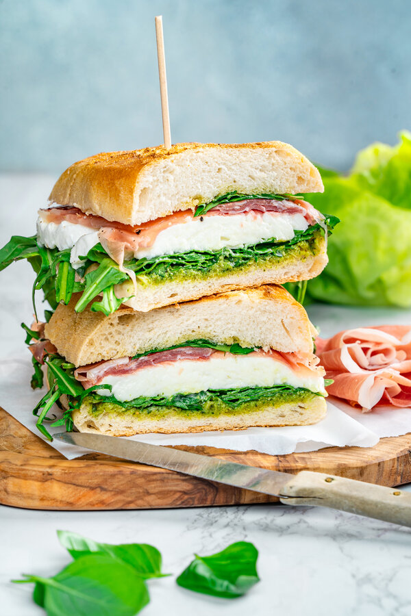 Sandwich aus Ciabatta mit Mozzarella und Prosciutto
