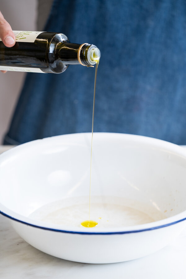 Olivenlöl zum Wasser geben